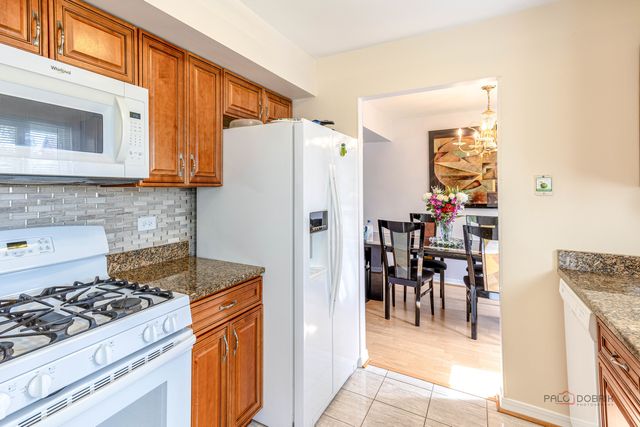2 SANDHURST Road, Mundelein, IL 60060