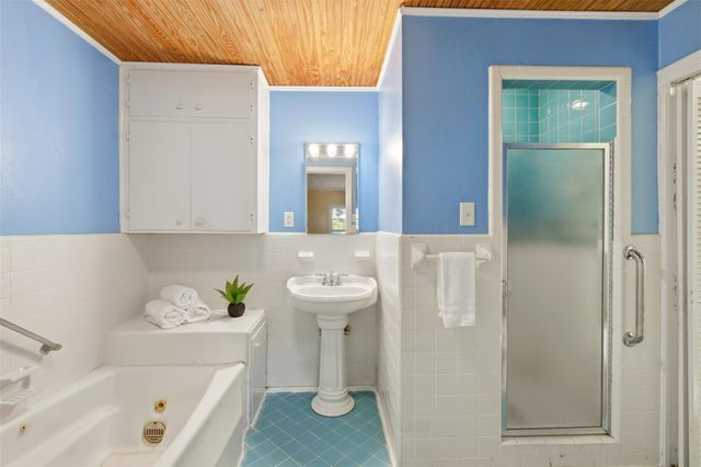 1506 Grace ST, Taylor, TX 76574