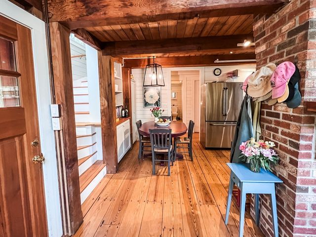 225 Lamberts Cove Rd, West Tisbury, MA 02575