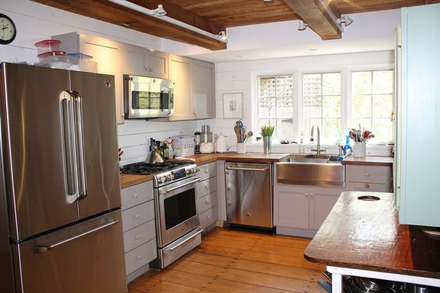 225 Lamberts Cove Rd, West Tisbury, MA 02575