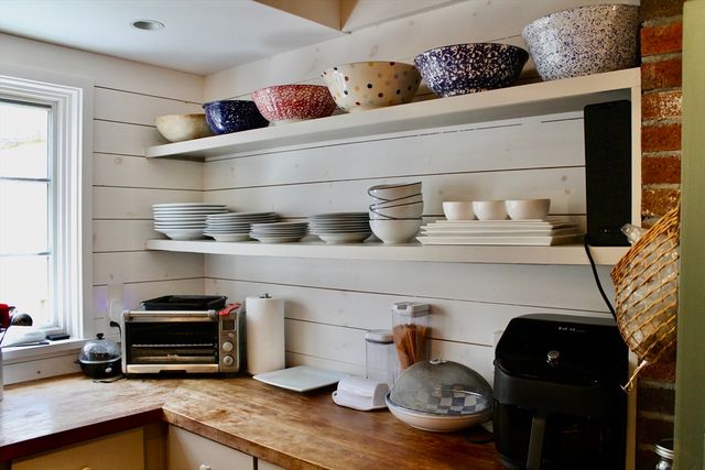 225 Lamberts Cove Rd, West Tisbury, MA 02575