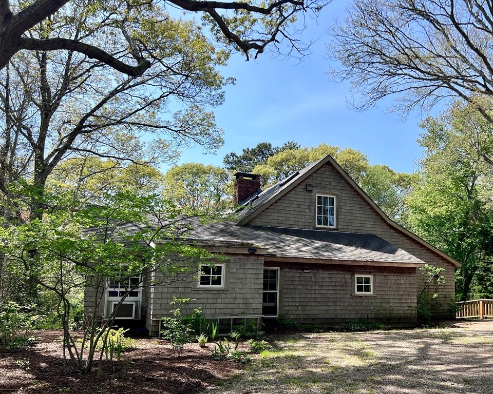 225 Lamberts Cove Rd, West Tisbury, MA 02575