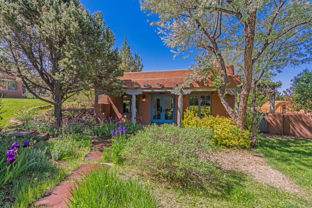 23 Media Luna, Santa Fe, NM 87508