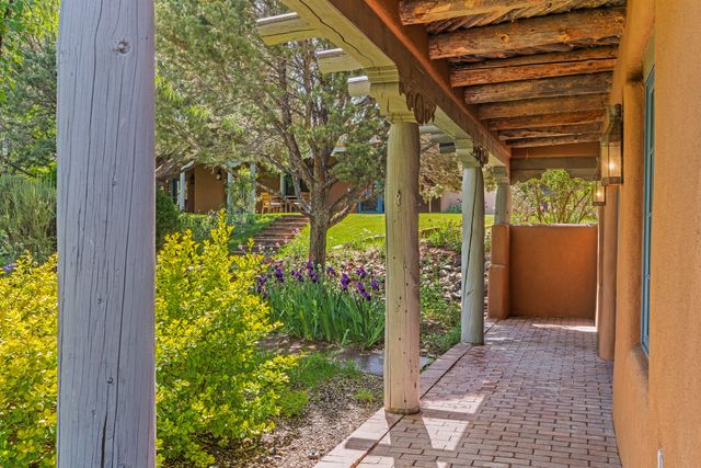 23 Media Luna, Santa Fe, NM 87508