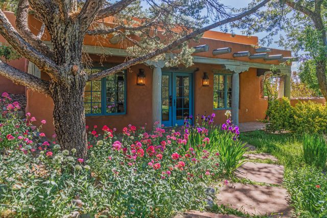 23 Media Luna, Santa Fe, NM 87508