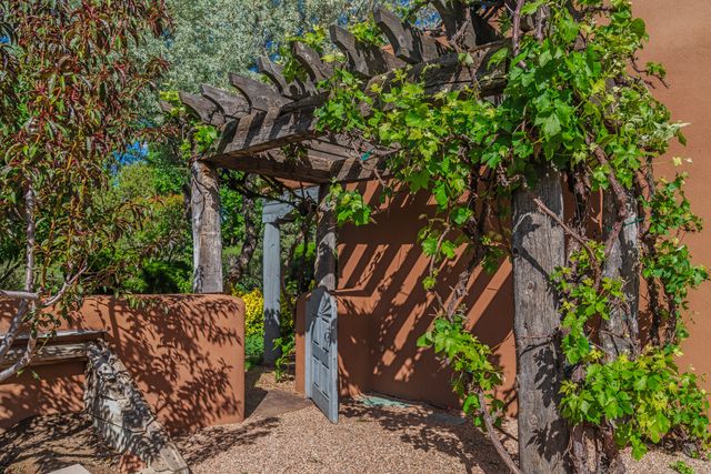 23 Media Luna, Santa Fe, NM 87508