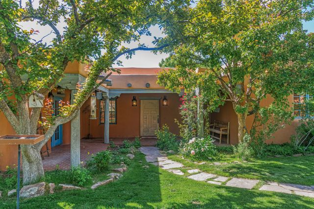 23 Media Luna, Santa Fe, NM 87508