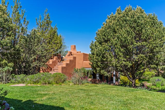 23 Media Luna, Santa Fe, NM 87508
