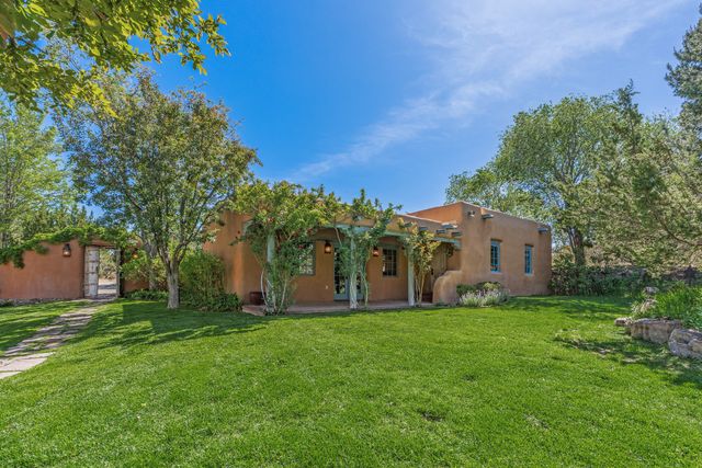 23 Media Luna, Santa Fe, NM 87508