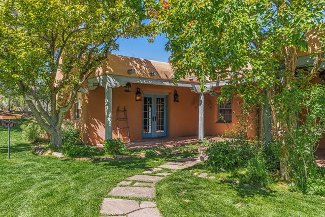 23 Media Luna, Santa Fe, NM 87508
