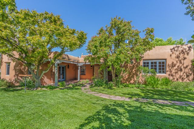 23 Media Luna, Santa Fe, NM 87508