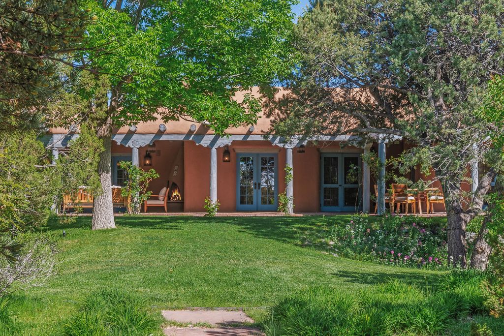 23 Media Luna, Santa Fe, NM 87508