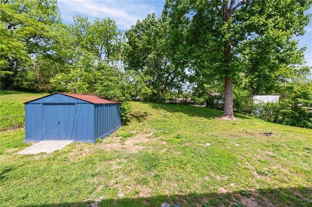 6004 N Tracy Avenue, Kansas City, MO 64118