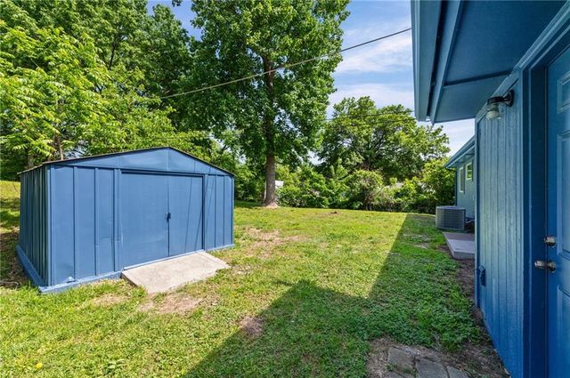 6004 N Tracy Avenue, Kansas City, MO 64118