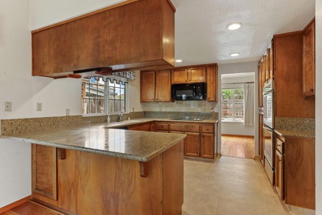 929 Kapareil Dr, Tracy, CA 95376