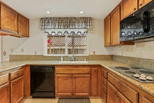 929 Kapareil Dr, Tracy, CA 95376