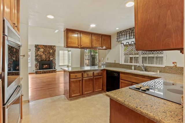 929 Kapareil Dr, Tracy, CA 95376