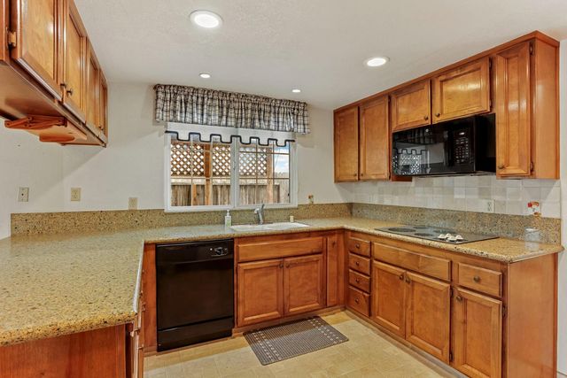 929 Kapareil Dr, Tracy, CA 95376