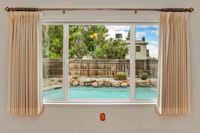 929 Kapareil Dr, Tracy, CA 95376