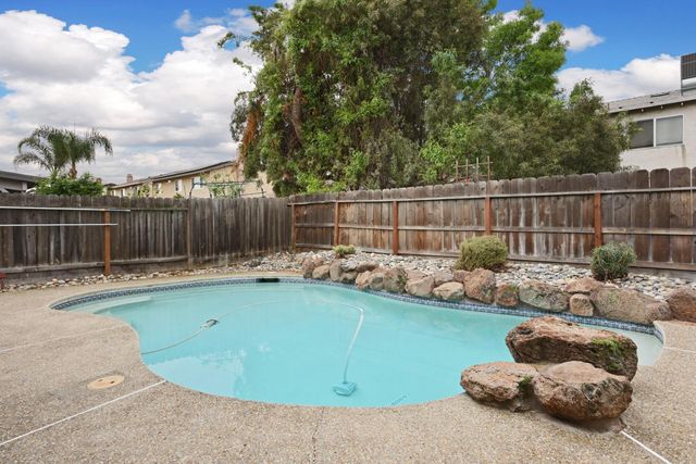 929 Kapareil Dr, Tracy, CA 95376