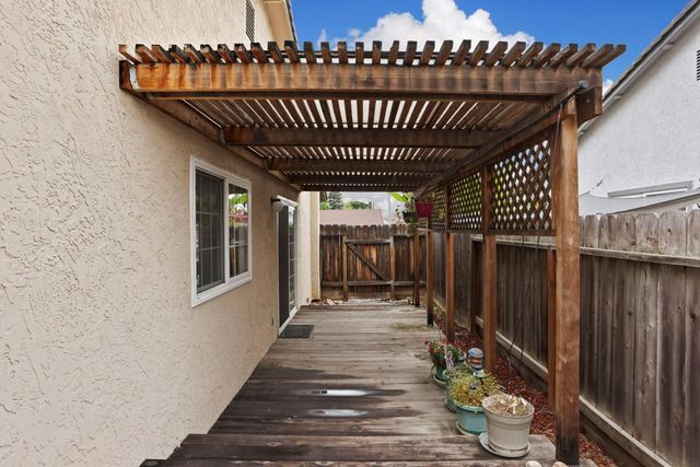 929 Kapareil Dr, Tracy, CA 95376