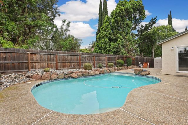 929 Kapareil Dr, Tracy, CA 95376