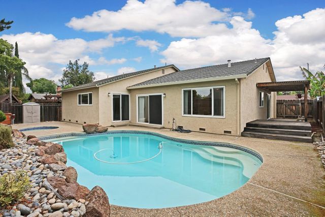 929 Kapareil Dr, Tracy, CA 95376