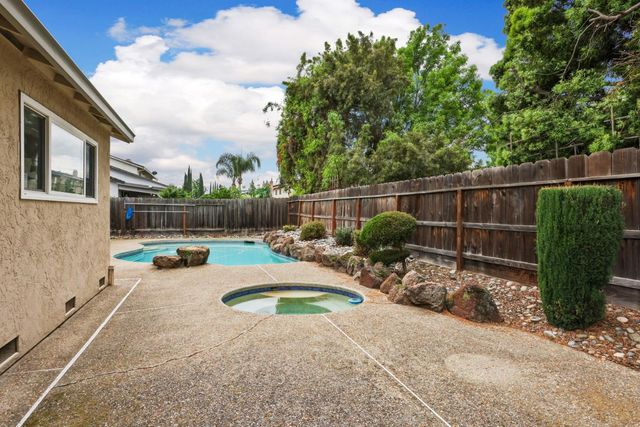 929 Kapareil Dr, Tracy, CA 95376