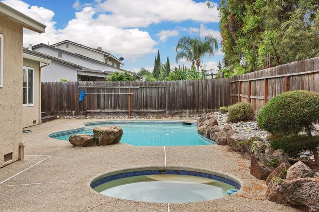 929 Kapareil Dr, Tracy, CA 95376