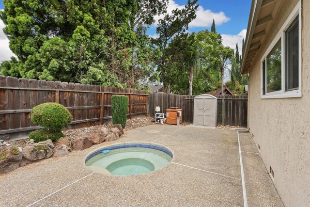 929 Kapareil Dr, Tracy, CA 95376