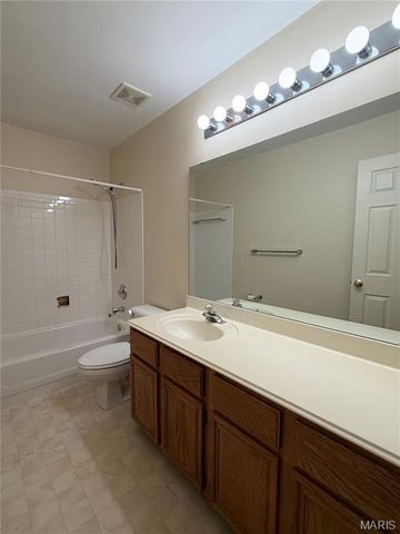 7377 Little Oaks Drive, O'fallon, MO 63368