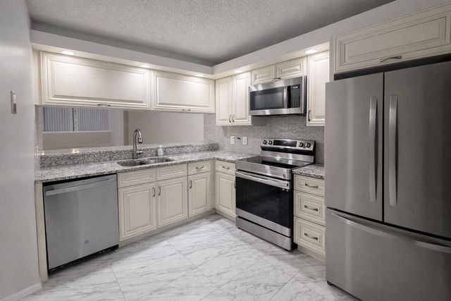 3826 Whitehall Drive 305, West Palm Beach, FL 33401