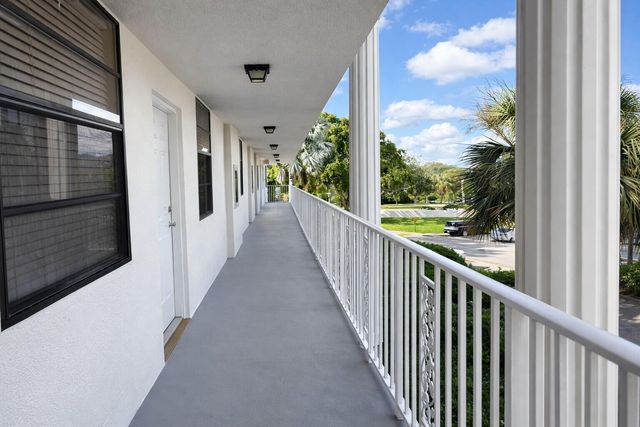 3826 Whitehall Drive 305, West Palm Beach, FL 33401