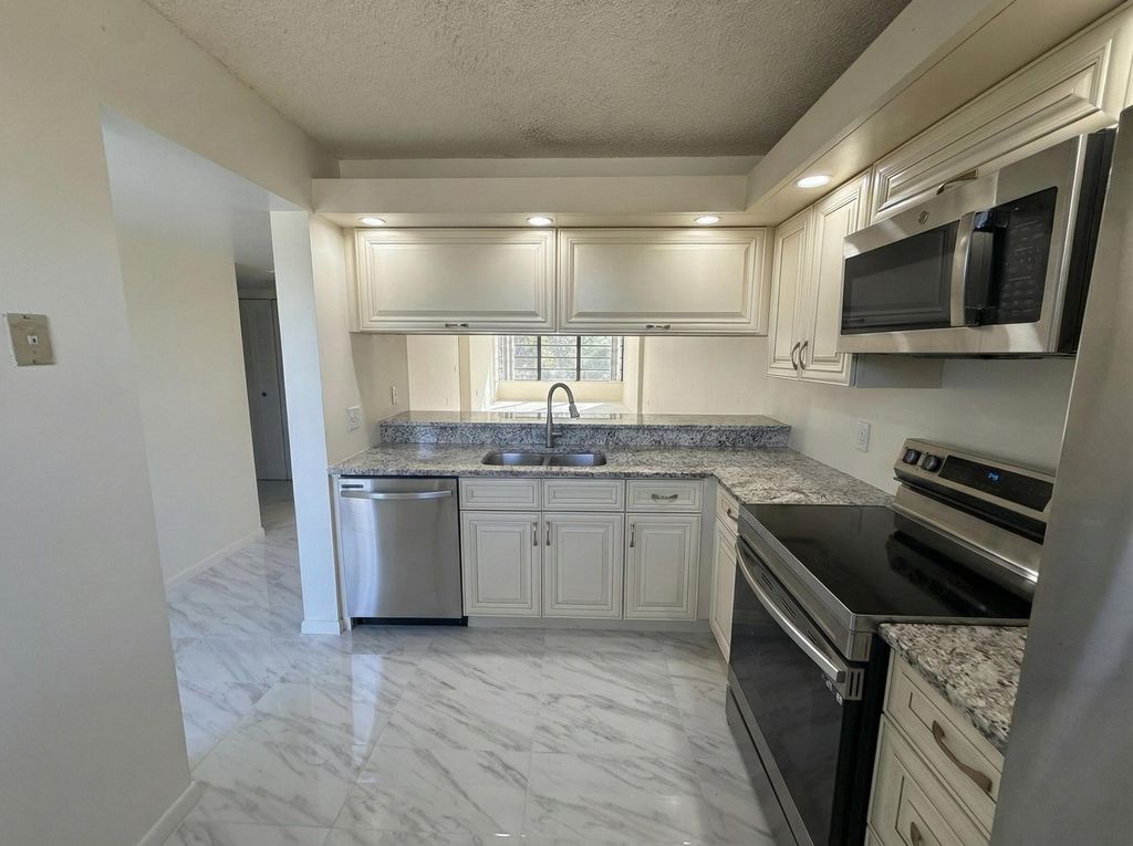 3826 Whitehall Drive 305, West Palm Beach, FL 33401