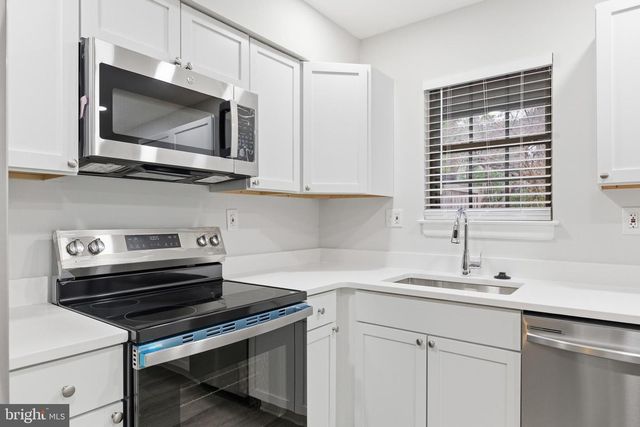 2006 HEADLANDS CIR, Reston, VA 20191