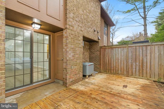 2006 HEADLANDS CIR, Reston, VA 20191