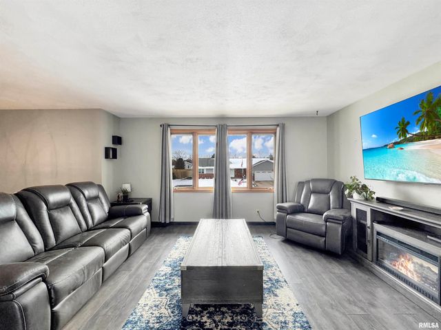 101 REGENT Court, East Peoria, IL 61611