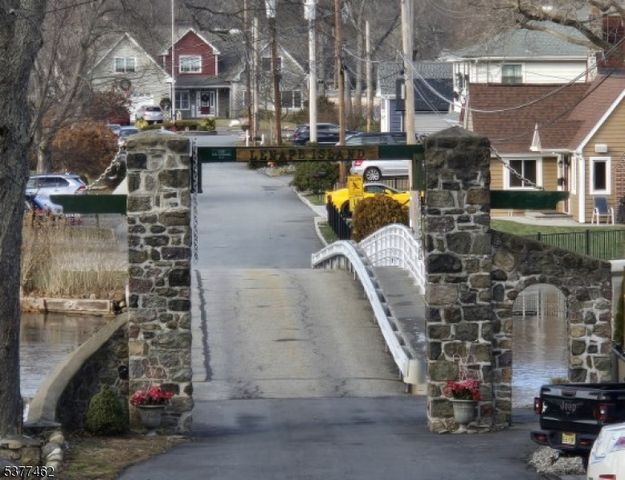 69 Highland Trl, Denville Twp., NJ 07834