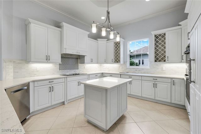 5799 Hammock Isles DR, Naples, FL 34119