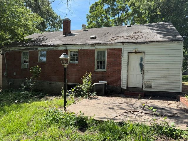 20 W Pocahontas Lane, Kansas City, MO 64114
