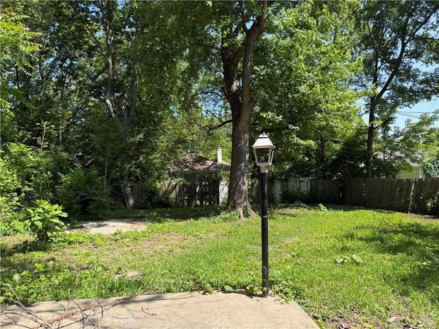20 W Pocahontas Lane, Kansas City, MO 64114