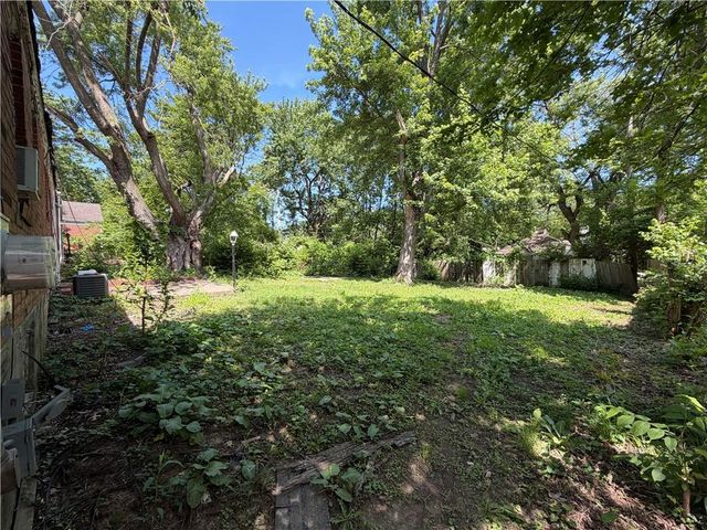 20 W Pocahontas Lane, Kansas City, MO 64114