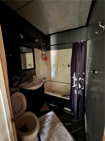 20 W Pocahontas Lane, Kansas City, MO 64114