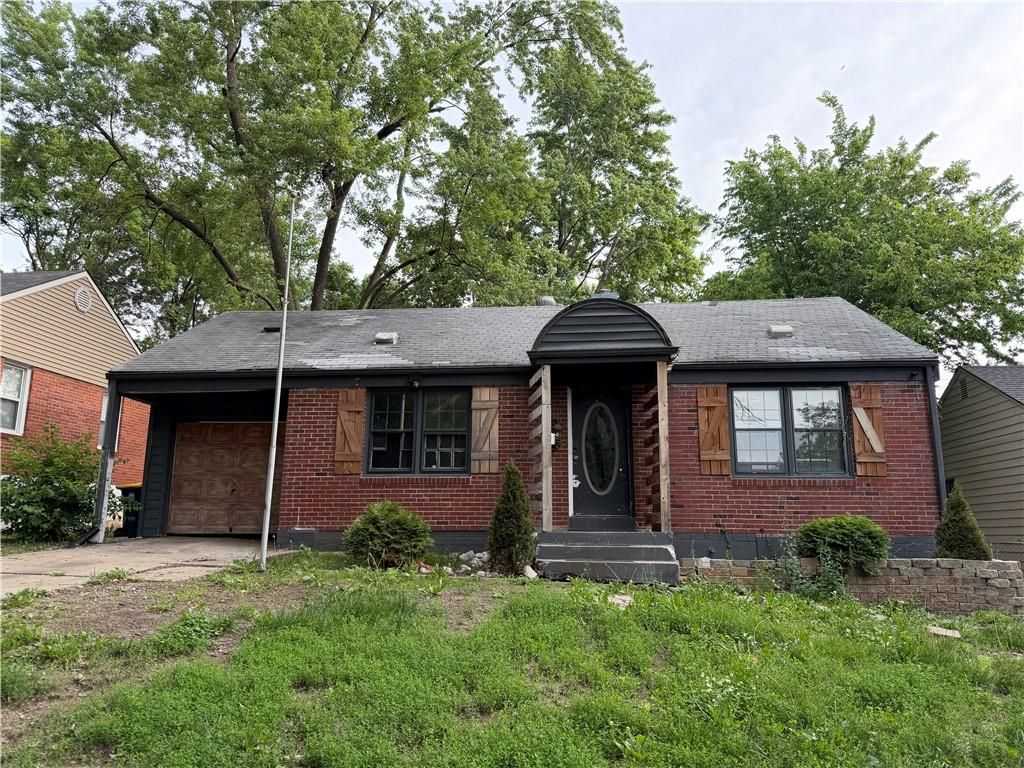 20 W Pocahontas Lane, Kansas City, MO 64114