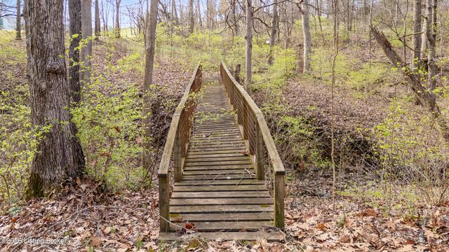 202 Stoneside Ct, Taylorsville, KY 40071