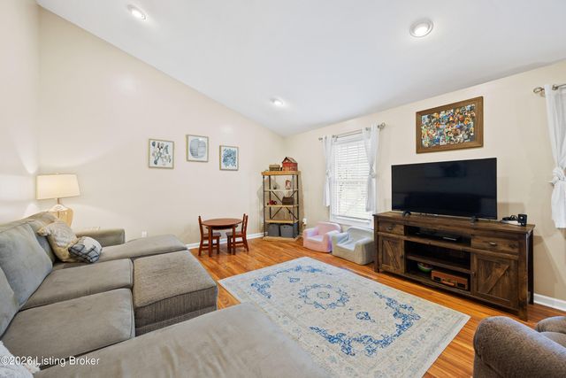 202 Stoneside Ct, Taylorsville, KY 40071