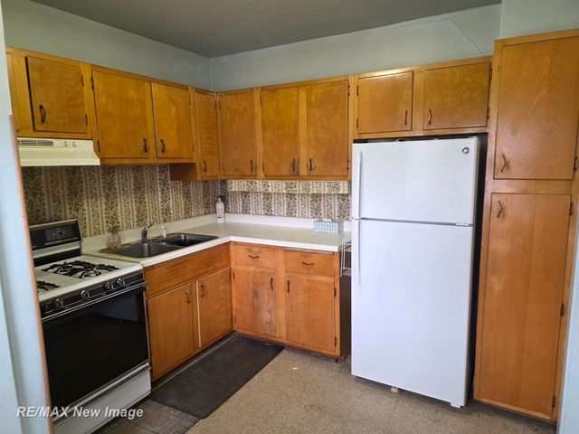 2403 N Bond Street, Saginaw, MI 48602