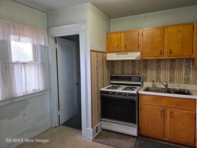 2403 N Bond Street, Saginaw, MI 48602