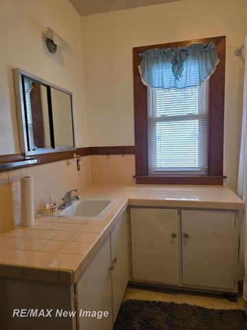 2403 N Bond Street, Saginaw, MI 48602