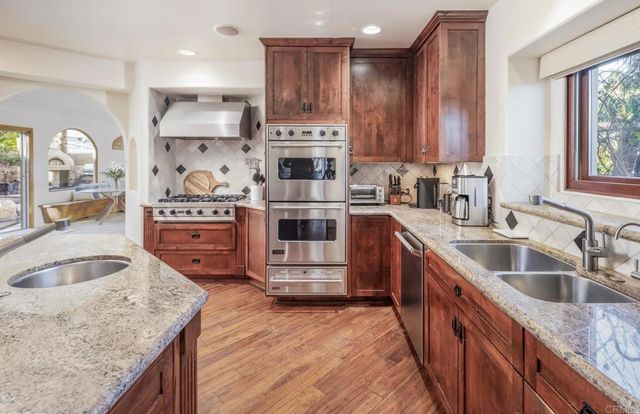 112 La Veta Avenue, Encinitas, CA 92024